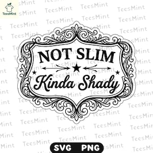Puede incluir: Diseño gráfico en blanco y negro con el texto "NOT SLIM Kinda Shady" dentro de un marco decorativo. El diseño incluye flechas y estrellas, adecuado para ropa o accesorios.