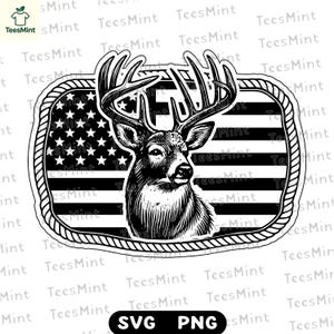 Peut inclure: Graphique en noir et blanc d'une tête de cerf avec des bois imposants, sur fond de drapeau américain. L'image est encadrée d'une bordure en forme de corde et contient le texte "SVG PNG" en bas.
