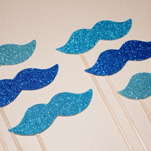 Foto Booth Props - Winter Glitter Mustaches auf einem Stick - Set 6 - Winter-Blues - lustige Weihnachtskarte