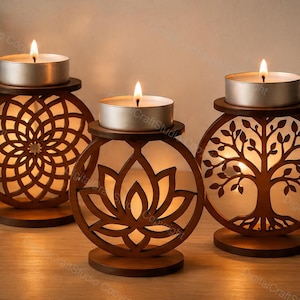 Peut inclure: Trois bougeoirs circulaires en bois avec des bases plates, chacun surmonté d'une bougie chauffe-plat allumée. Les supports présentent des motifs complexes découpés au laser : un mandala géométrique, une fleur de lotus et un arbre de vie.