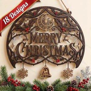 Op de afbeelding: Een donkerbruine, lasergesneden houten wandhanger met de tekst Merry Christmas, een maansikkel, sterren, rendieren en hulstbladeren met rode bessen. Een rode banner linksboven vermeldt 18 Designs. Drie houten ornamenten hangen aan de onderkant.