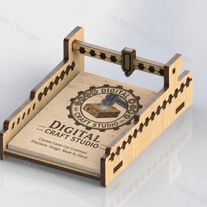 Puede incluir: Un expositor de madera cortada con láser con un acabado marrón claro. El expositor presenta un logotipo en forma de engranaje con el texto "DIGITAL CRAFT STUDIO". El expositor está diseñado con intrincados patrones recortados e incluye el texto "Custom Laser Cut Creations, Precision, Design, Made by Hand."