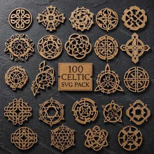 Peut inclure: Une collection d'ornements en bois brun clair découpés au laser présentant des motifs géométriques et de nœuds complexes. Une plaque rectangulaire centrale affiche le texte 100 CELTIC SVG PACK. Les designs incluent diverses formes circulaires, en croix et en étoile.