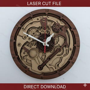 Può includere: Un orologio in legno tagliato al laser con un design dettagliato a ingranaggi. L'orologio presenta un anello esterno marrone scuro, ingranaggi marroni più chiari e lancette bianche. Il testo "LASER CUT FILE" e "DIRECT DOWNLOAD" sono visibili.