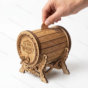 Könnte beinhalten: Eine weiße Keramik-Tasse mit schwarzem Henkel und dem Text "But First, Coffee" in schwarzer, fetter Schrift. Die Tasse steht auf einer weißen Oberfläche. Die Tasse ist etwa 10 cm hoch.