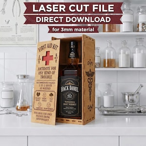 Peut inclure: Une boîte de premiers secours en bois avec une bouteille de whisky à l'intérieur. La boîte porte l'inscription "First Aid Kit" et "Antidote for any kind of trouble". La bouteille de whisky est étiquetée "Hack Daniel".