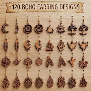 Può includere: Una collezione di orecchini in legno tagliati al laser esposti su una tavola con il testo +120 BOHO EARRING DESIGNS. Gli orecchini presentano varie forme tra cui lune, alberi, motivi geometrici, cactus, mani di hamsa, teschi e insetti.