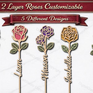 Puede incluir: Cinco diseños de rosas de madera cortadas con láser con nombres, incluyendo Sophia, Liam, Mason, Isabella y Ethan. Cada rosa tiene una combinación de colores diferente. La imagen incluye el texto "2 Layer Roses Customizable" y "5 Different Designs."