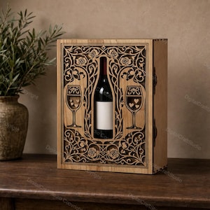 Può includere: Scatola per vino in legno con un design decorativo tagliato al laser con rose, viti e calici con dettagli a cuore. All'interno della scatola c'è una bottiglia di vino con un'etichetta bianca. La scatola è chiusa con un fermo.