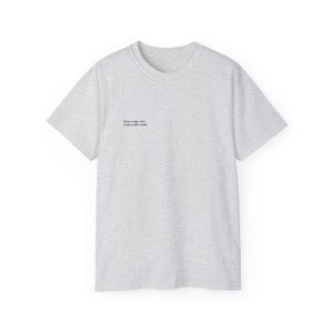 Peut inclure: Un t-shirt gris chiné à manches courtes. Le t-shirt porte l'inscription "Please make sure - Had a coffee today" en noir près de la poitrine. Le t-shirt est fait d'une matière douce et confortable.