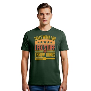 Könnte beinhalten: Dunkelgrünes T-Shirt mit dem Text "THAT'S WHAT I DO, I FIX STUFF AND I KNOW THINGS" in Orange und Gelb. Das Design beinhaltet eine Schraubendreher-Grafik und Sterne. Das Shirt hat einen Rundhalsausschnitt.