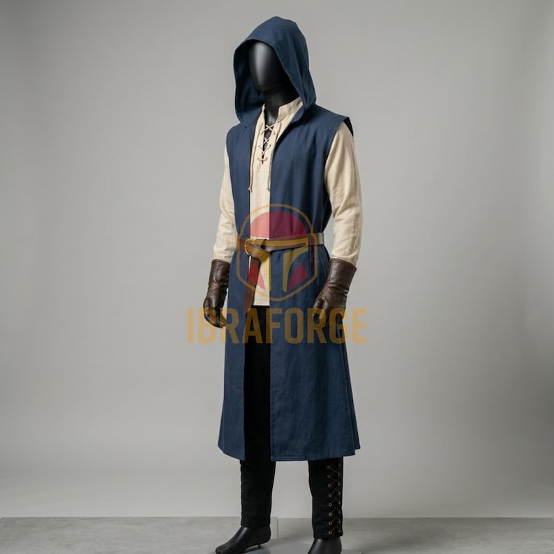 K&ouml;nnte beinhalten: Eine &auml;rmellose, dunkelblaue Kaputzentunika &uuml;ber einem beigen Langarmhemd mit Schn&uuml;rung am Ausschnitt. Das Outfit umfasst einen braunen Lederg&uuml;rtel, dunkelbraune Lederhandschuhe und eine schwarze Hose. Der Text IBRAFORGE ist in Orange zu sehen.