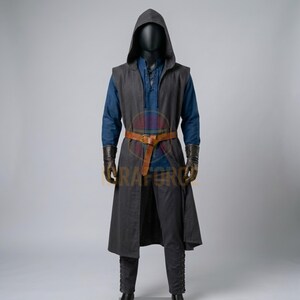 K&ouml;nnte beinhalten: Eine dunkelgraue &auml;rmellose Weste mit Kapuze &uuml;ber einem blauen lang&auml;rmeligen Hemd und einer dunkelgrauen Hose. Das Outfit umfasst einen braunen Lederg&uuml;rtel mit Metallschnalle in der Taille sowie dunkelbraune Lederhandschuhe an einer Schaufensterpuppe.