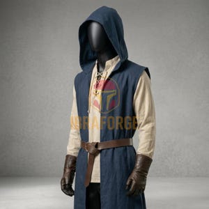 K&ouml;nnte beinhalten: Eine dunkelblaue &auml;rmellose Kaputzentunika &uuml;ber einem beigen Langarmhemd mit Schn&uuml;rung am Ausschnitt. Das Outfit umfasst einen braunen Lederg&uuml;rtel und braune Lederhandschuhe. Ein Logo mit einem stilisierten Helm ist auf der Brust zu sehen.
