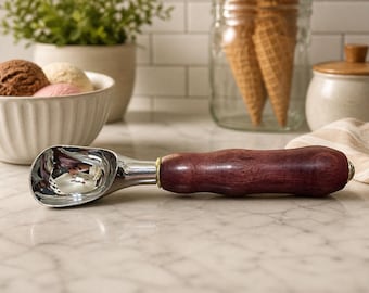Cuchara para helado hecha a mano con mango de madera de palo morado.
