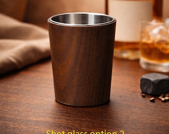 Vaso de chupito de madera hecho a mano. Nogal torneado a mano con revestimiento de acero inoxidable.