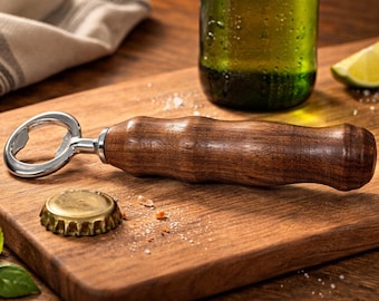 Abrebotellas artesanal con mango de nogal y hoja de acero inoxidable.