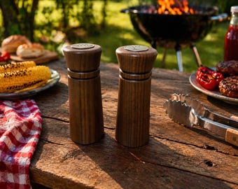 手作りのクルミ材製ソルト＆ペッパーシェーカー。
