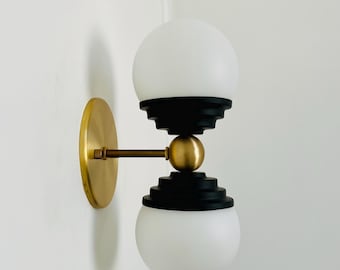 Aplique de pared italiano de latón hecho a mano, estilo mediados de siglo, con globo Diablos, iluminación decorativa.