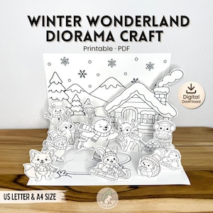 Pode incluir: Um diorama artesanal imprimível em preto e branco intitulado Winter Wonderland Diorama Craft. A cena mostra uma paisagem nevada com uma cabana de madeira, montanhas, flocos de neve e vários animais como urso, cervo, coruja e raposa.