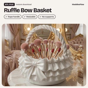 Puede incluir: Una cesta blanca Ruffle Bow Basket con asa de cuerda, llena de varios pinceles de maquillaje y barras de labios. La cesta presenta volantes superpuestos y un lazo prominente en la parte delantera. El texto incluye STL FILE, Ruffle Bow Basket, Rope handle, Resizable, No supports y MaddiesFlow.
