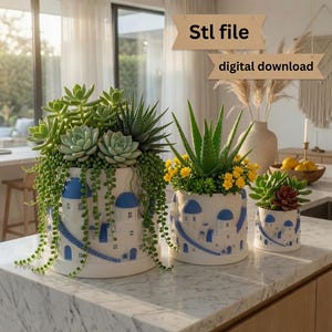 Puede incluir: Tres macetas cilíndricas blancas con un diseño en relieve de edificios con cúpulas azules y escaleras. Las macetas contienen varias suculentas verdes y pequeñas flores amarillas. El texto superior dice Stl file y digital download.