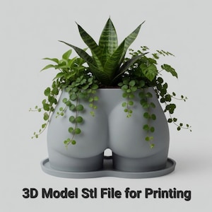 Op de afbeelding: Een grijze plantenbak in de vorm van een paar billen, gevuld met diverse groene planten. De plantenbak staat op een bijpassende grijze schotel. De tekst "3D Model Stl File for Printing" staat onderaan.