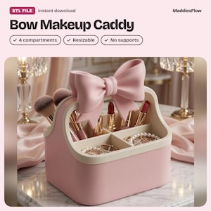 Puede incluir: Un organizador de maquillaje rosa claro con un gran lazo decorativo en el asa superior, cuatro compartimentos internos y un borde color crema. El producto está marcado como un archivo STL para descarga instantánea por MaddiesFlow con 4 compartimentos.