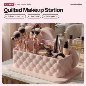 Op de afbeelding: Een lichtroze gewatteerd make-upstation met een ingebouwde kwastenhouder en meerdere vakken voor cosmetica. De tekst luidt: STL FILE, Instant download, Quilted Makeup Station, Built-in brush cup, Resizable, No supports, MaddiesFlow.
