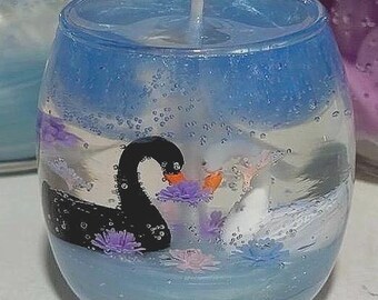 Los cisnes enamorados en el lago.