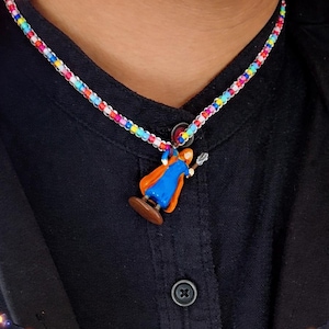 ホリー・ザ・ヒロイック・ネックレス | ハンドペイント・コールドエナメルペンダント | チェコガラスビーズ | ストレンジャー・シングス風 | 毎日使えるステートメントジュエリー