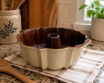 Stampo per ciambella vintage Nordic Ware, colore esterno mandorla, interno marrone. Prodotto negli Stati Uniti.