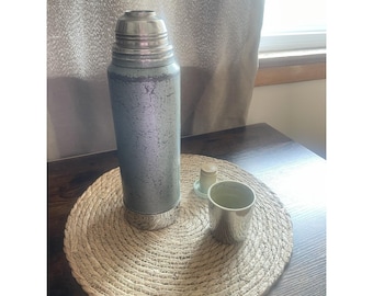 Termo metálico vintage de mediados de siglo, botella de vacío retro para camping, color verde cromado.