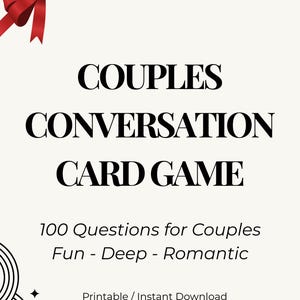 Peut inclure: Un jeu de cartes pour couples sur fond crème avec le texte "COUPLES CONVERSATION CARD GAME". Il comprend 100 questions pour couples, décrites comme amusantes, profondes et romantiques. Un nœud rouge est en haut à gauche.