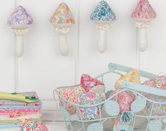 Patchwork Gifts: 20 Charming Patchwork Projects Book by Elise Baek
