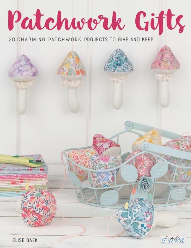 Puede incluir: Un libro titulado Patchwork Gifts: 20 Charming Patchwork Projects to Give and Keep de Elise Baek. La portada muestra setas de tela con estampados florales, una cesta de alambre azul claro y una pila de cuadrados de tela con un cortador.
