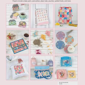 Puede incluir: Una portada de libro con un collage de nueve fotograf&iacute;as que muestran varios proyectos de costura de patchwork, incluyendo una colcha para beb&eacute;, una bolsa con cord&oacute;n, alfileteros, estuches y salvamanteles acolchados.