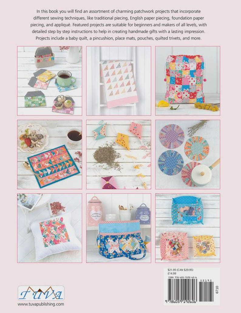 Puede incluir: Una portada de libro con un collage de nueve fotograf&iacute;as que muestran varios proyectos de costura de patchwork, incluyendo una colcha para beb&eacute;, una bolsa con cord&oacute;n, alfileteros, estuches y salvamanteles acolchados.