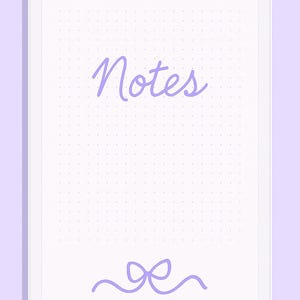 Puede incluir: Una tableta digital con pantalla blanca y borde lila claro. La palabra "Notes" está escrita en cursiva en el centro de la pantalla, con una ilustración de lazo en la parte inferior. El fondo es lila claro liso.