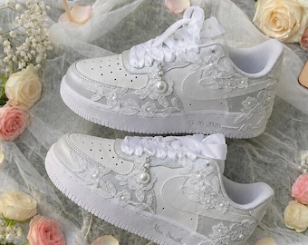 Sneakers da sposa | Scarpe da sposa personalizzate fatte a mano con lacci e perle, con nome personalizzato