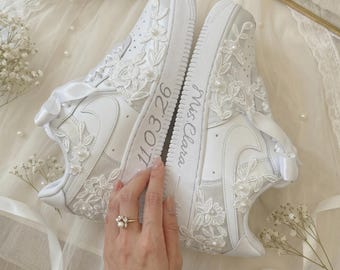 Tênis de Noiva | Sapatos de casamento personalizados, feitos à mão com renda e pérolas, para noivas, com nome personalizado.