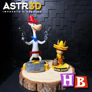 Puede incluir: Un conjunto de figuras impresas en 3D que presenta a Quick Draw McGraw y Baba Looey. Quick Draw, un caballo blanco con un sombrero rojo, sostiene dos pistolas. Baba Looey, un burro, lleva un sombrero. Las figuras están sobre una base de madera.