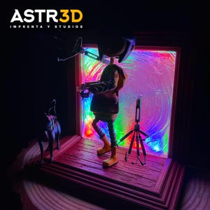 Puede incluir: Diorama impreso en 3D con una figura con mochila y botas, de pie frente a un panel colorido e iluminado. Tambi&eacute;n hay una figura de perro y una estructura similar a un tr&iacute;pode. El texto "ASTR3D IMPRENTA Y STUDIOS" est&aacute; en la parte superior.