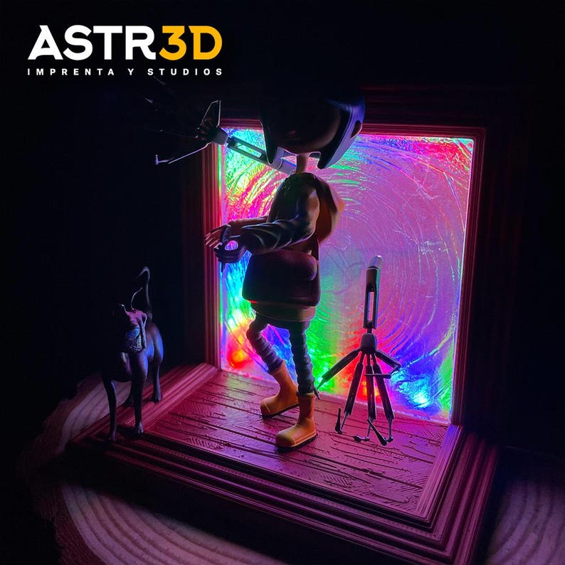 Puede incluir: Diorama impreso en 3D con una figura con mochila y botas, de pie frente a un panel colorido e iluminado. Tambi&eacute;n hay una figura de perro y una estructura similar a un tr&iacute;pode. El texto "ASTR3D IMPRENTA Y STUDIOS" est&aacute; en la parte superior.