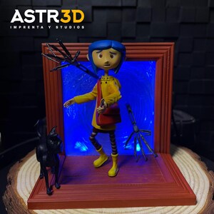 Puede incluir: Figura de un personaje de la pel&iacute;cula animada, con impermeable amarillo, bolso rojo y botas amarillas, de pie frente a un portal azul. Tambi&eacute;n hay un gato negro y un marco oscuro. El texto "ASTR3D IMPRENTA Y STUDIOS" est&aacute; en la parte superior.