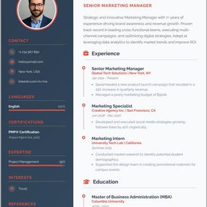 Op de afbeelding: Een professioneel cv voor David Thompson, Senior Marketing Manager. Het cv heeft een witte achtergrond met een donkerblauwe zijbalk. Het bevat contactgegevens, ervaring, opleiding en vaardigheden. Er is ook een professionele foto van een man met een bril.