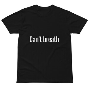 Könnte beinhalten: Schwarzes T-Shirt mit dem weißen Text "Can't breath" auf der Brust. Das Shirt ist ein kurzärmeliger Rundhalsausschnitt, hergestellt aus einem weichen Material.