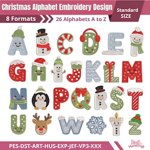 Pode incluir: Uma coleção digital de desenhos de bordado de alfabeto de Natal com as letras de A a Z. Cada letra é decorada com motivos festivos como bonecos de neve, bengalas doces, guirlandas, renas e flocos de neve em vermelho, verde e azul.