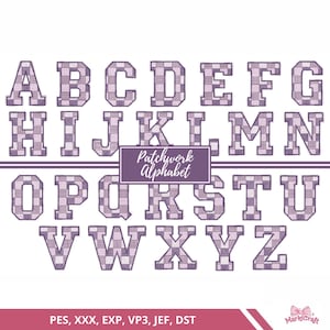 Peut inclure: L'alphabet complet en majuscules, chaque lettre présentant un motif patchwork dans des tons de violet et de blanc. Les lettres sont affichées sur un fond blanc, avec les mots "Patchwork Alphabet" dans un rectangle violet.