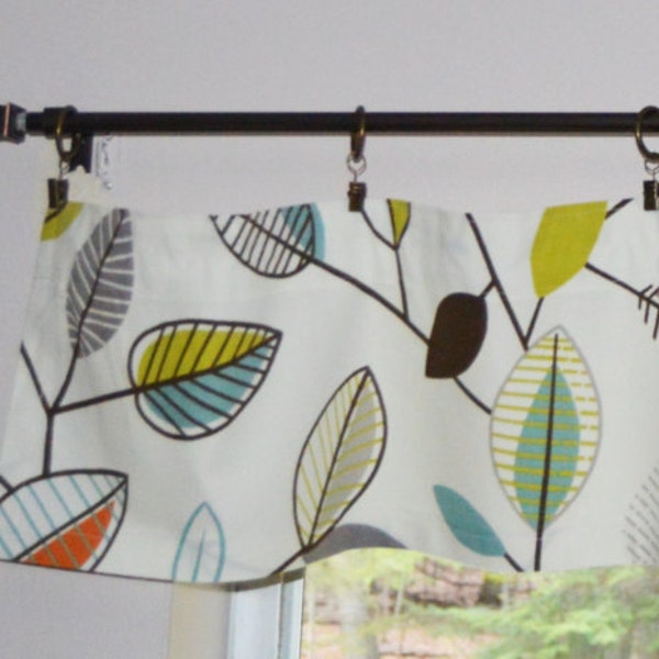 Retro Leaf Valance . Mini Leaf Valance . Coventry Carson . Kitchen Retro Leaf Valance . Off-White  Background